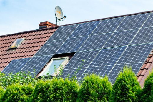 Hausdach mit Solaranlage
